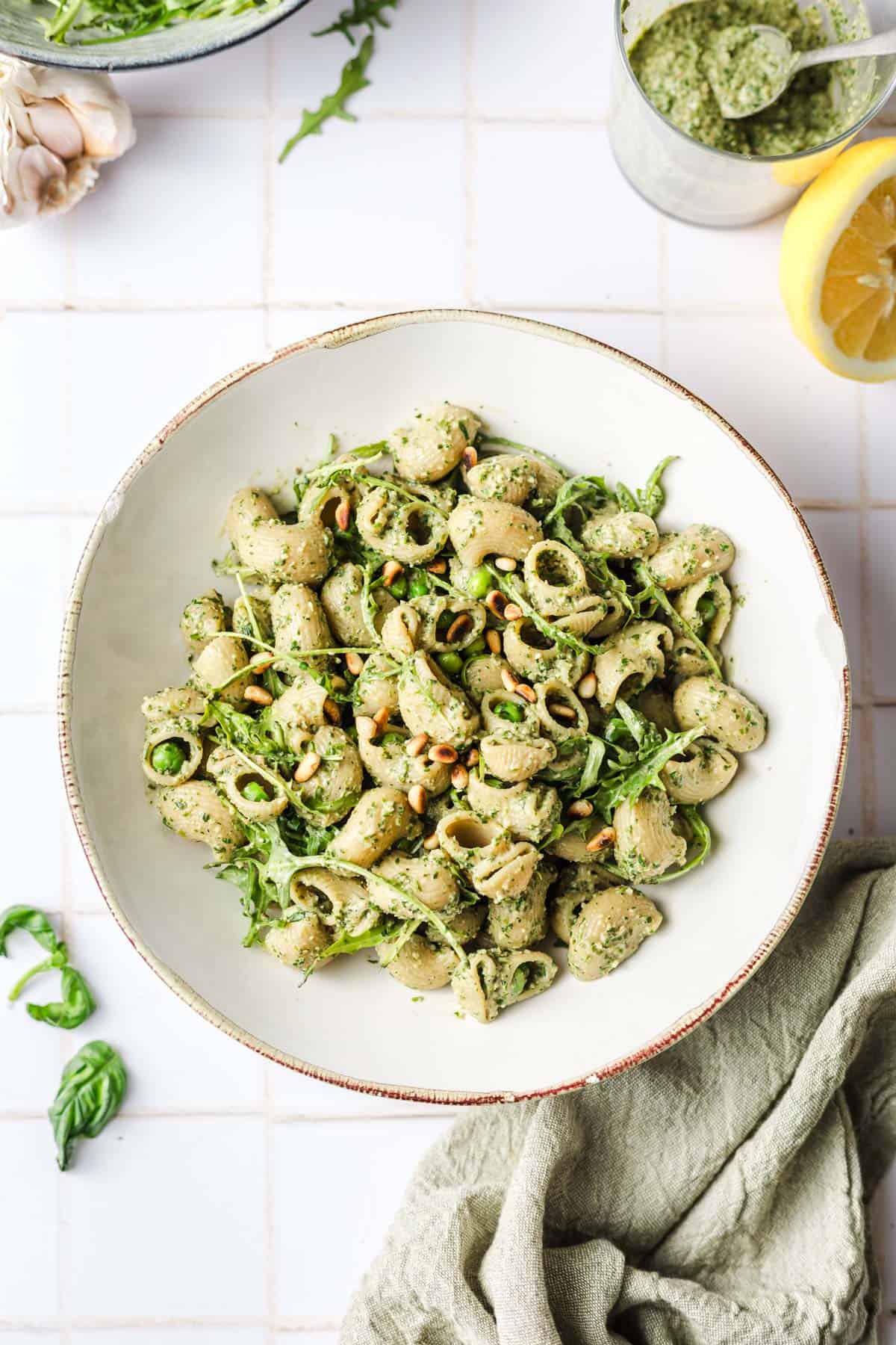 vegane pasta mit pesto und pinienkerne