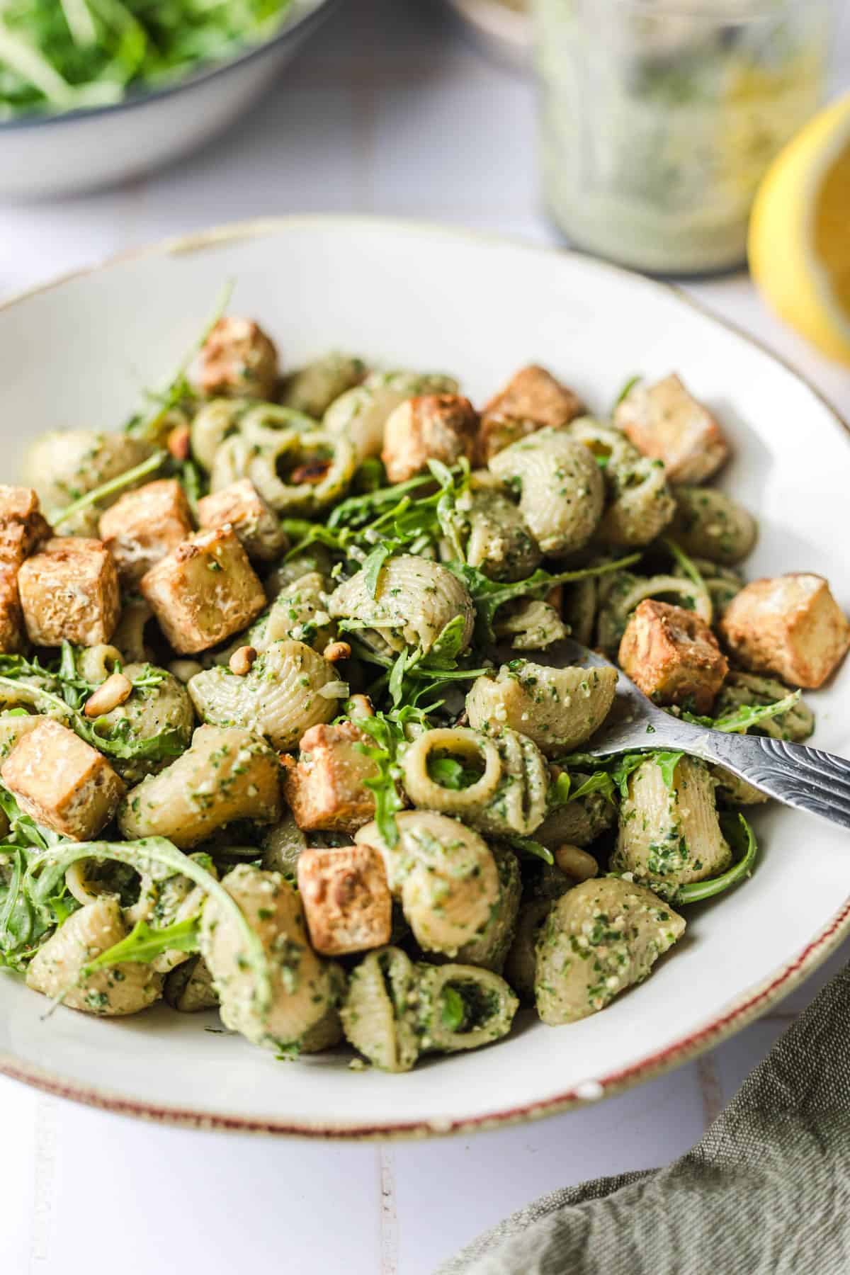 tofu auf pesto pasta mit rucola