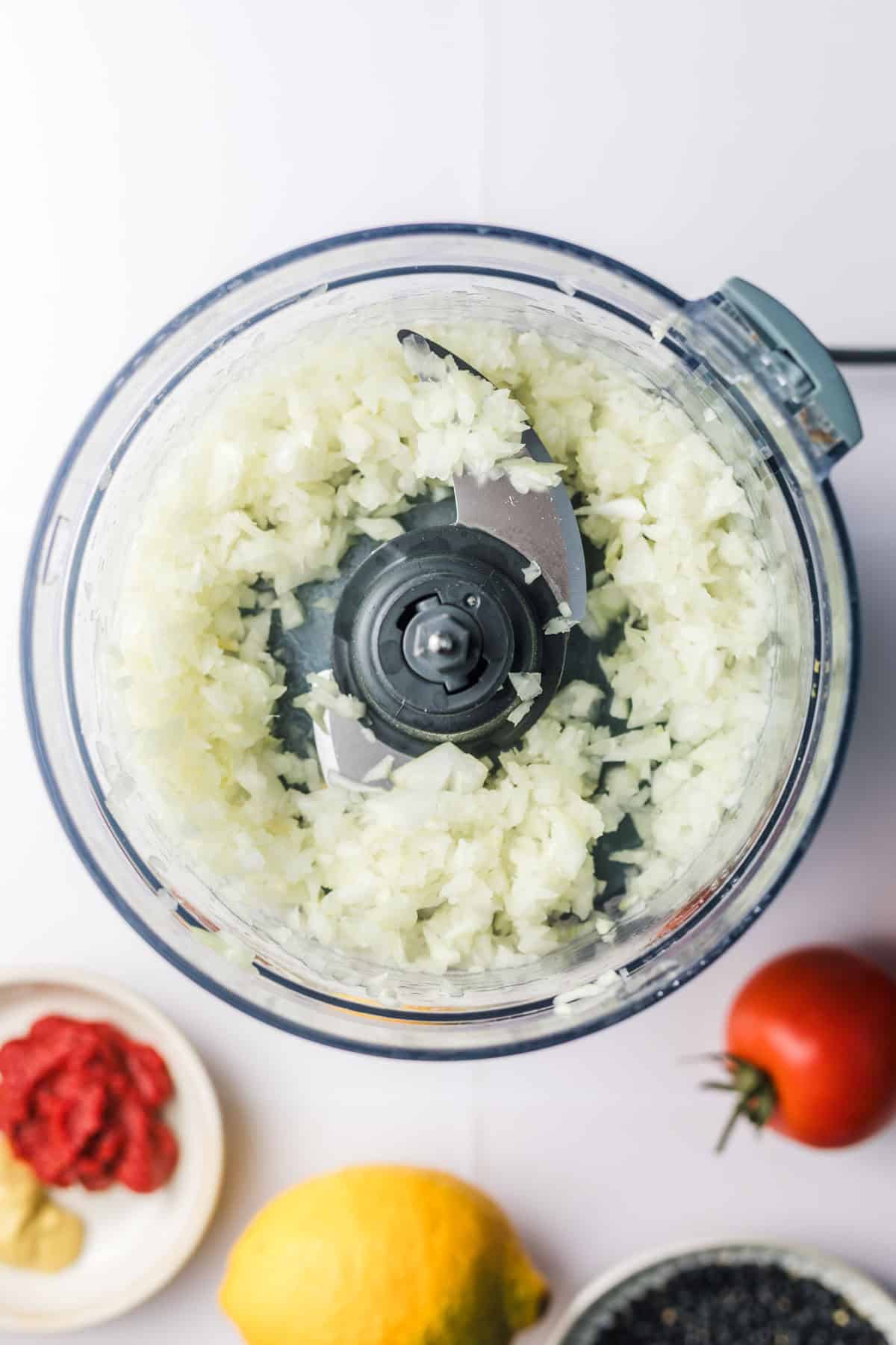 zwiebel in küchenmaschine zerkleinern