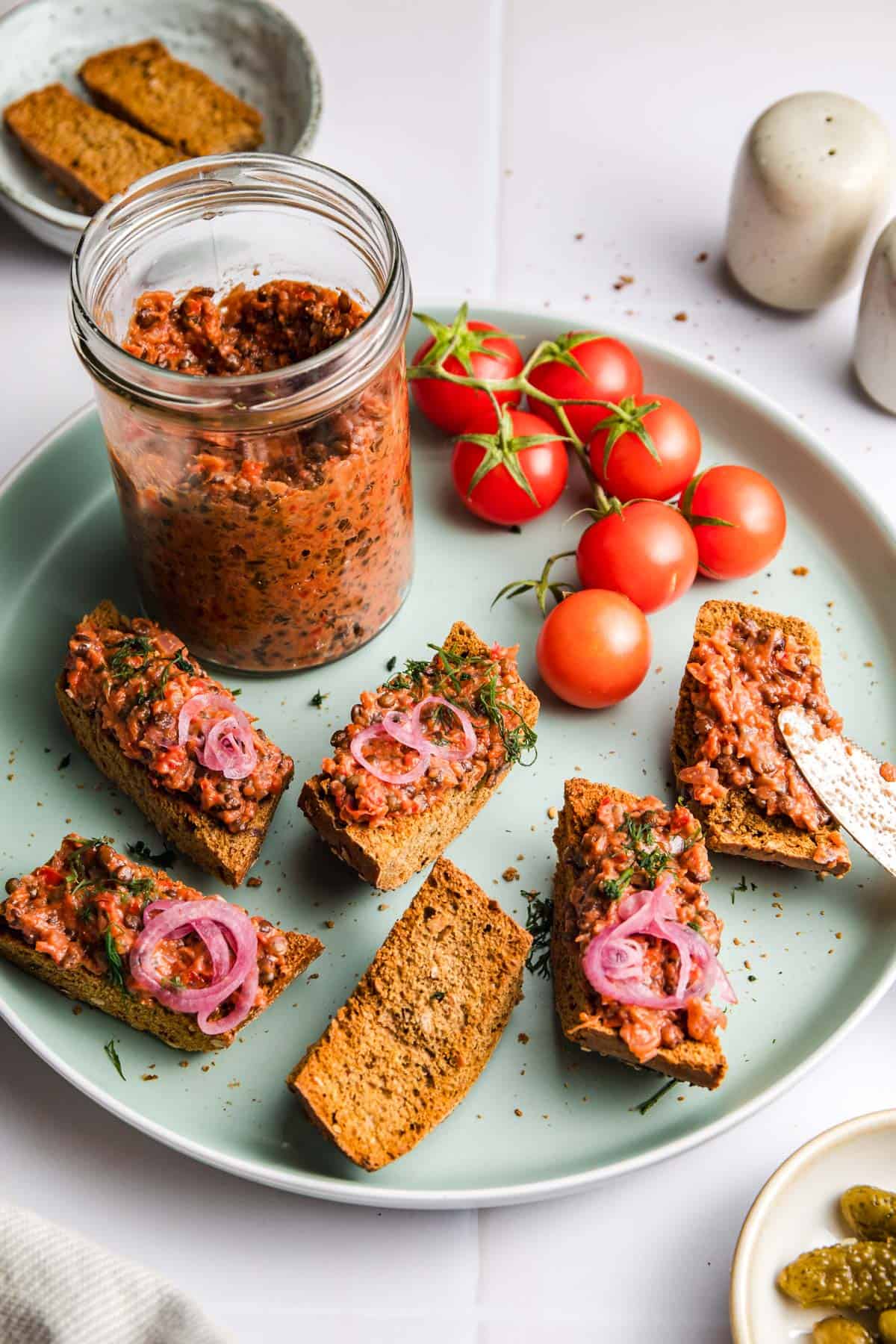 veganer toast mit linsen dip