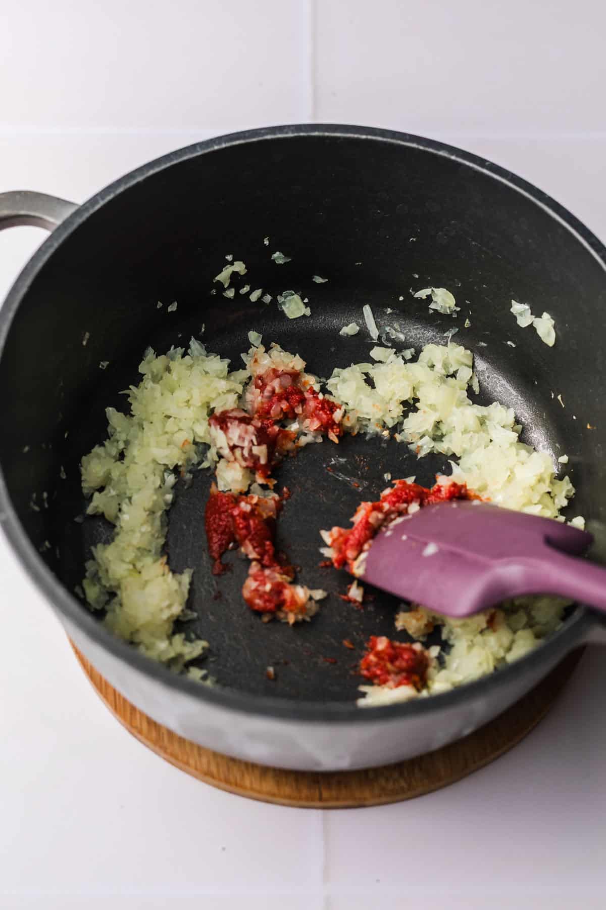 angebratenes tomatenmark und zwiebel
