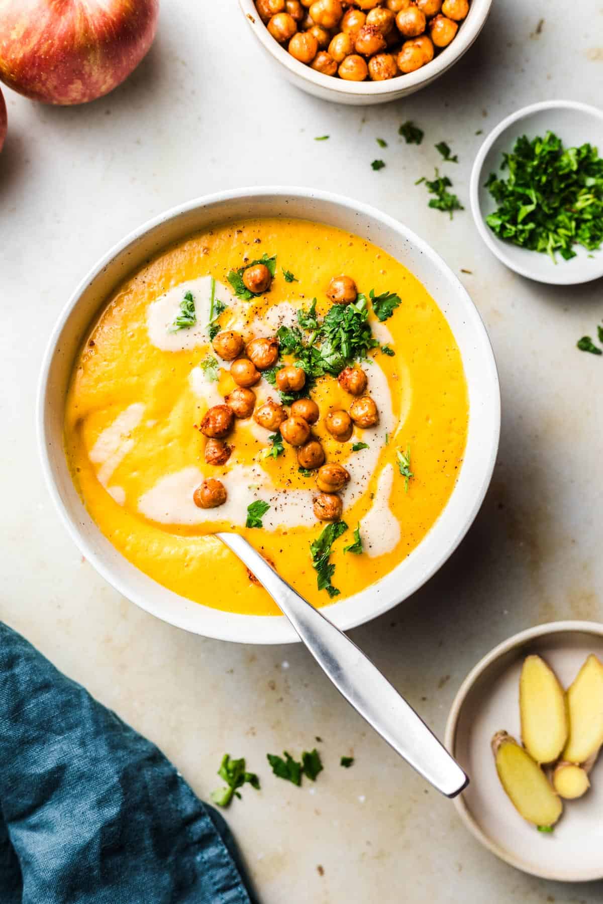 Möhrensuppe mit Ingwer und Kichererbsen