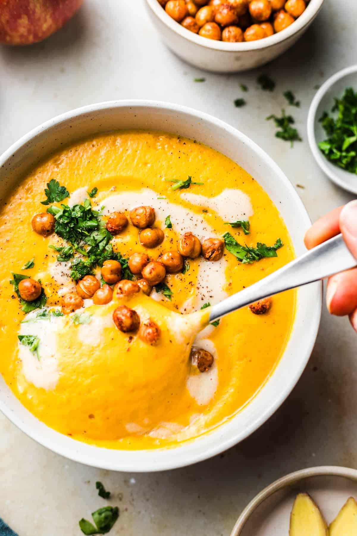 vegane Karotten Ingwer Cremesuppe mit Apfel und knusprigen Kichererbsen