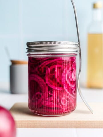 eingelegte rote zwiebeln