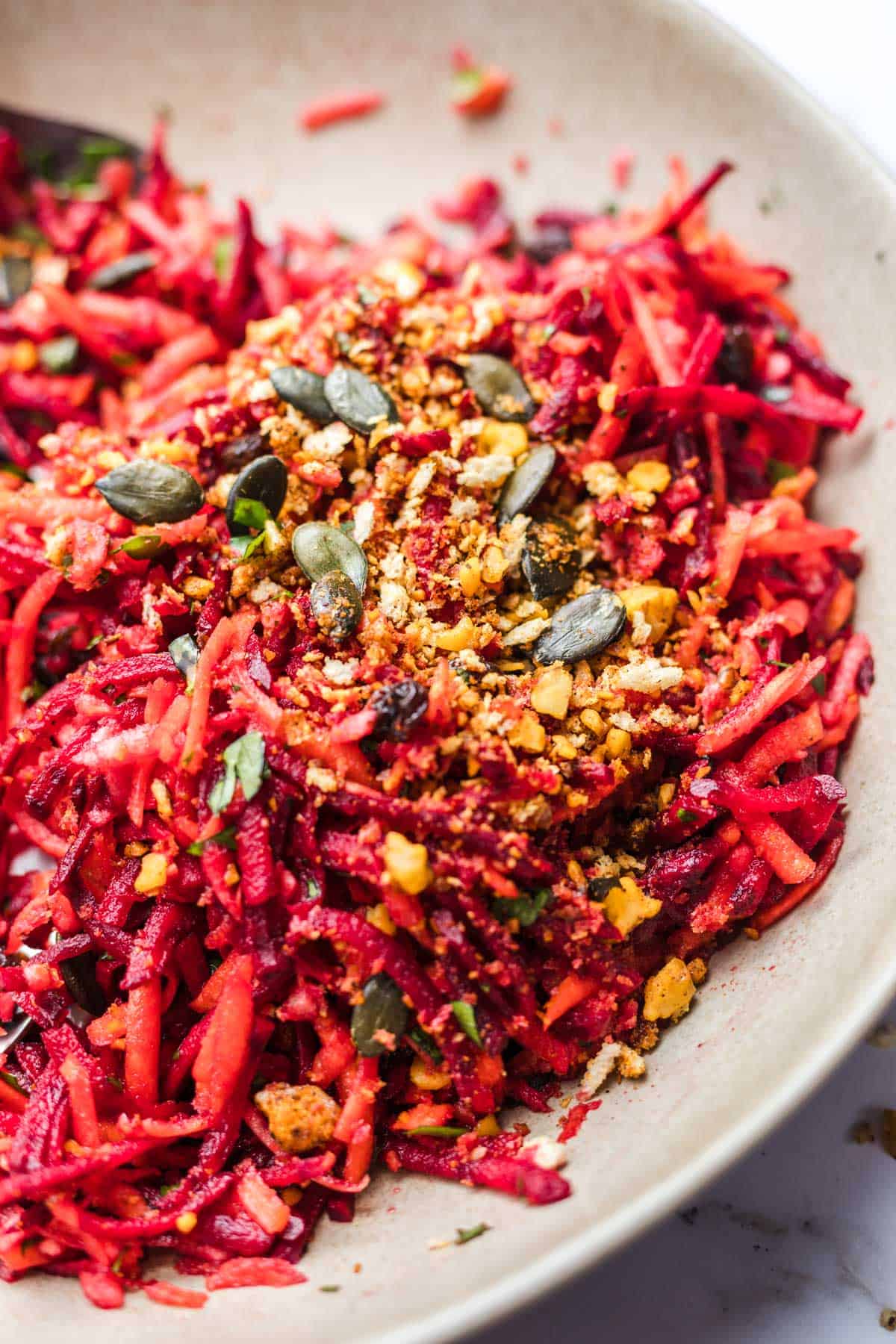 rohkostsalat mit nuss topping