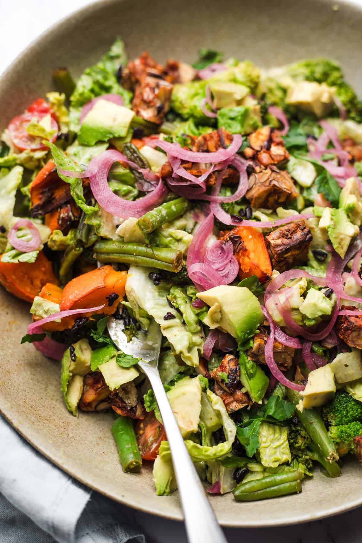 salat mit eingelegten zwiebeln