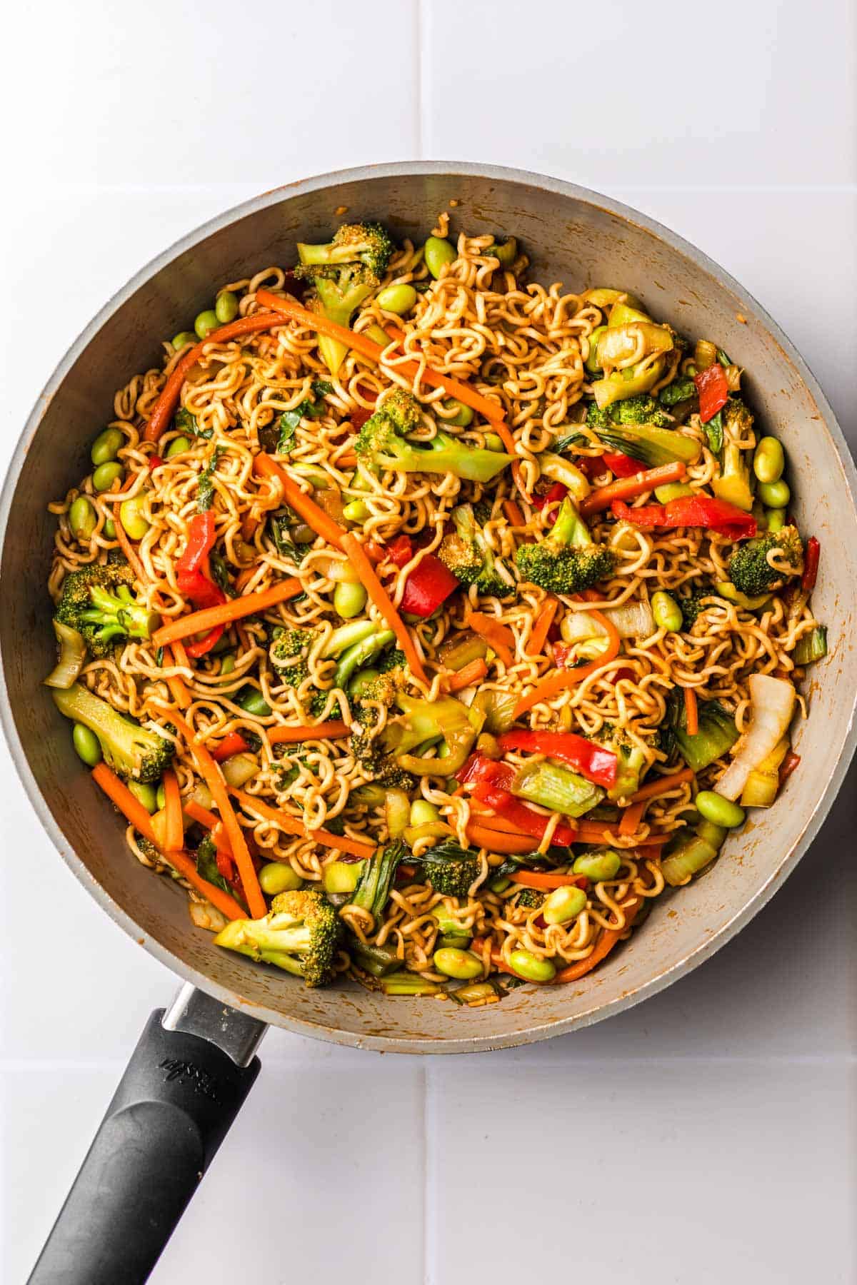 vegetarische asiatische nudelpfanne mit gemüse und edamame