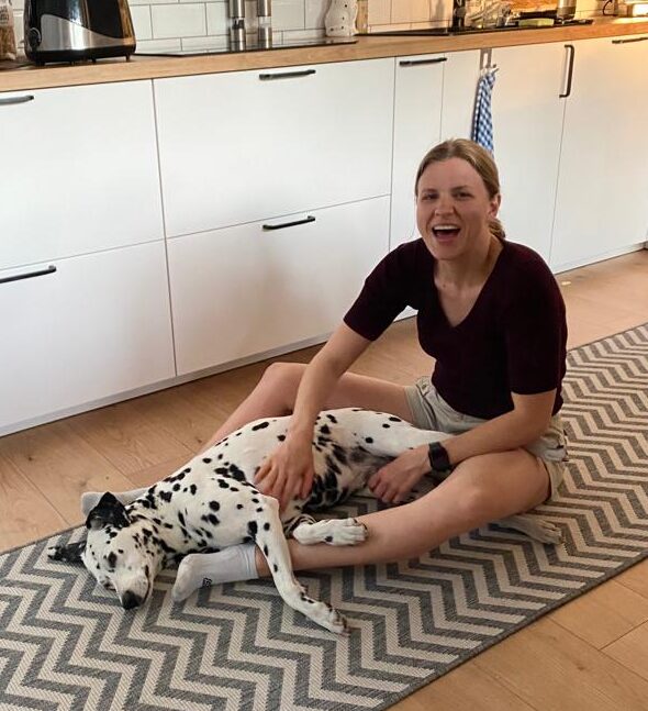 frau mit dalmatiner