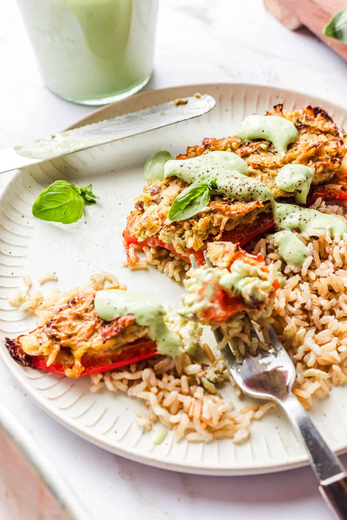 reis mit gefüllter paprika aus dem ofen vegetarisch