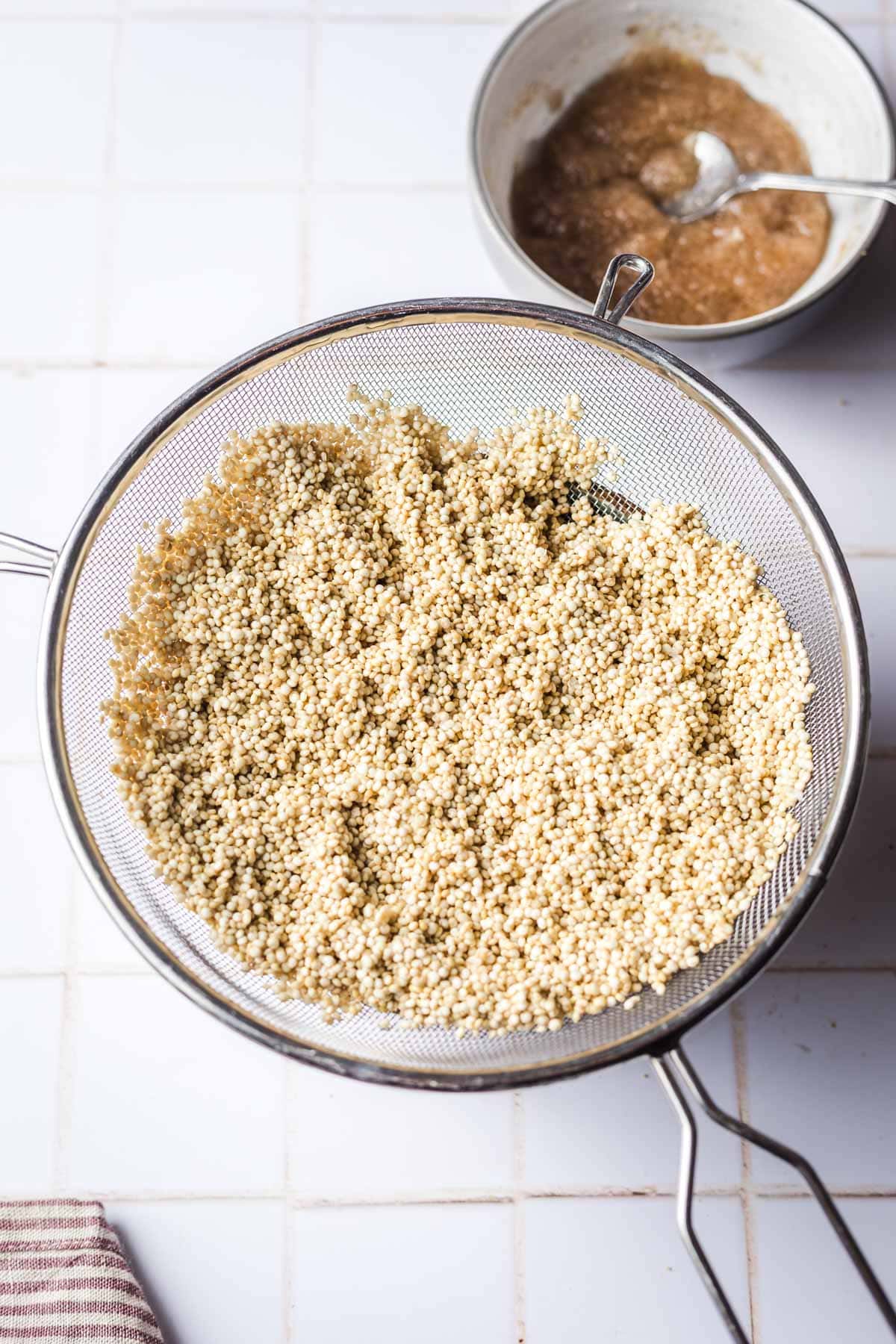 abgetropfte quinoa in sieb