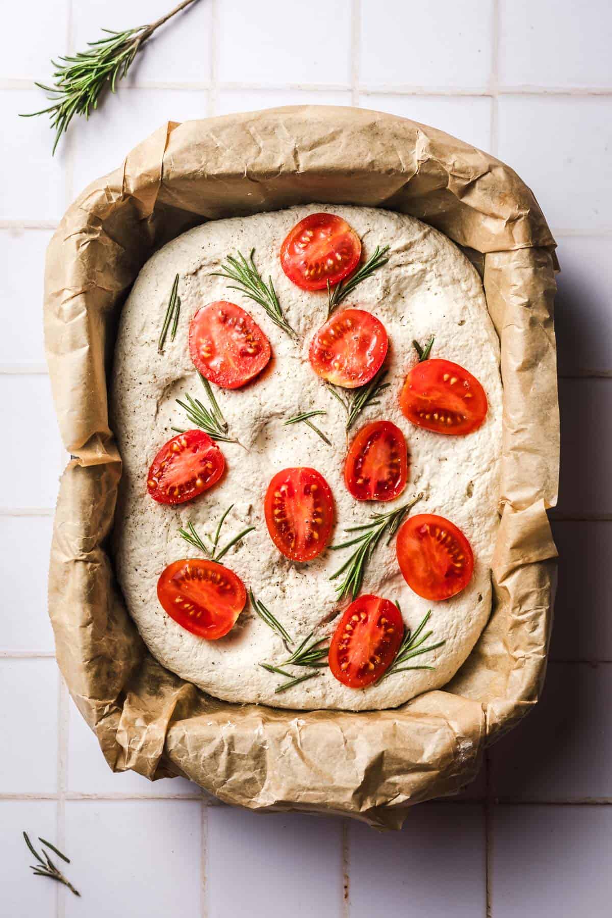 ungebackenes glutenfreies focaccia mit tomaten und rosmarin