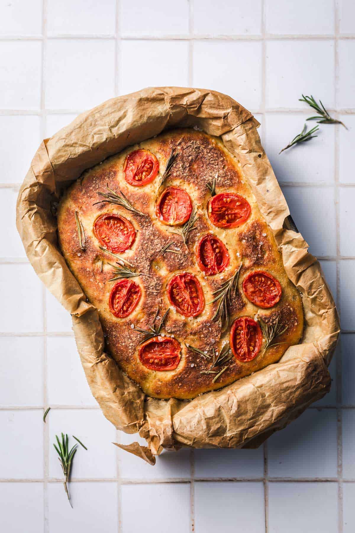 glutenfreies focaccia ohne mehl aus quinoa mit tomaten und rosmarin