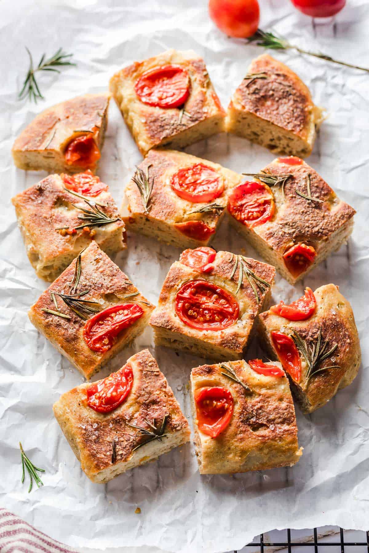 fluffige focaccia glutenfrei mit tomaten und rosmarin