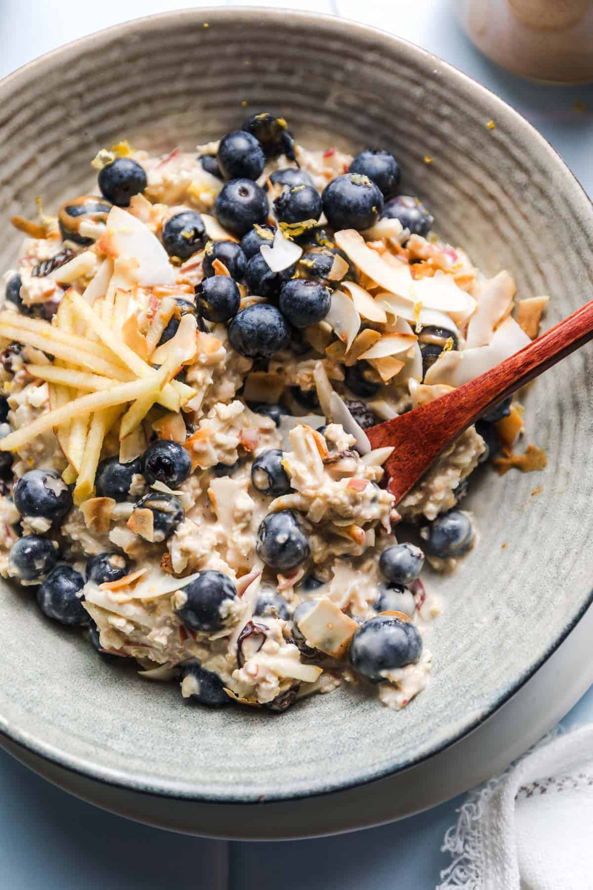 veganes bircher müsli selbst gemacht mit blaubeeren und kokos