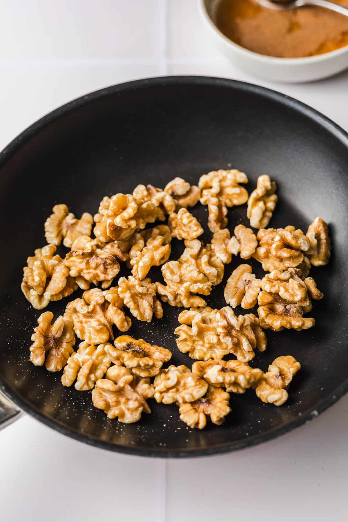 walnüsse in der pfanne rösten