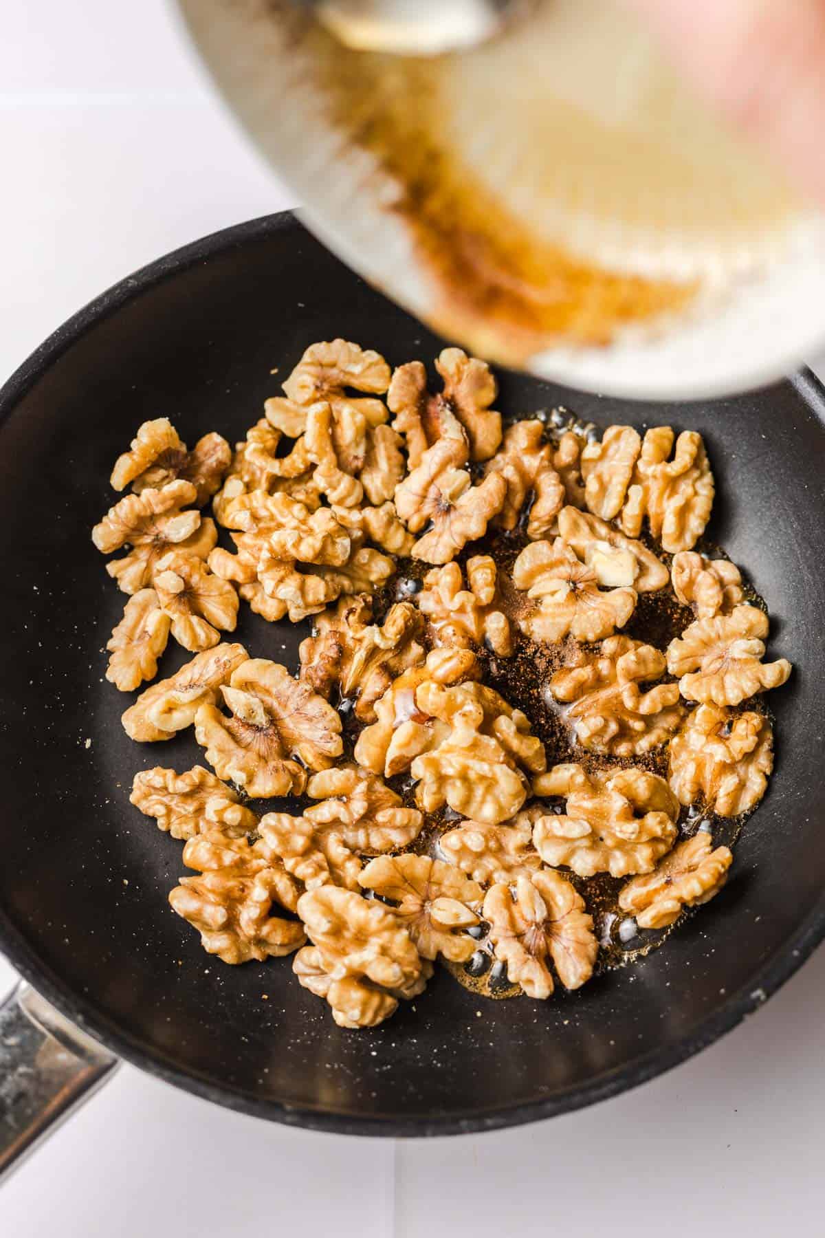 walnüsse mit ahornsirup karamellisieren