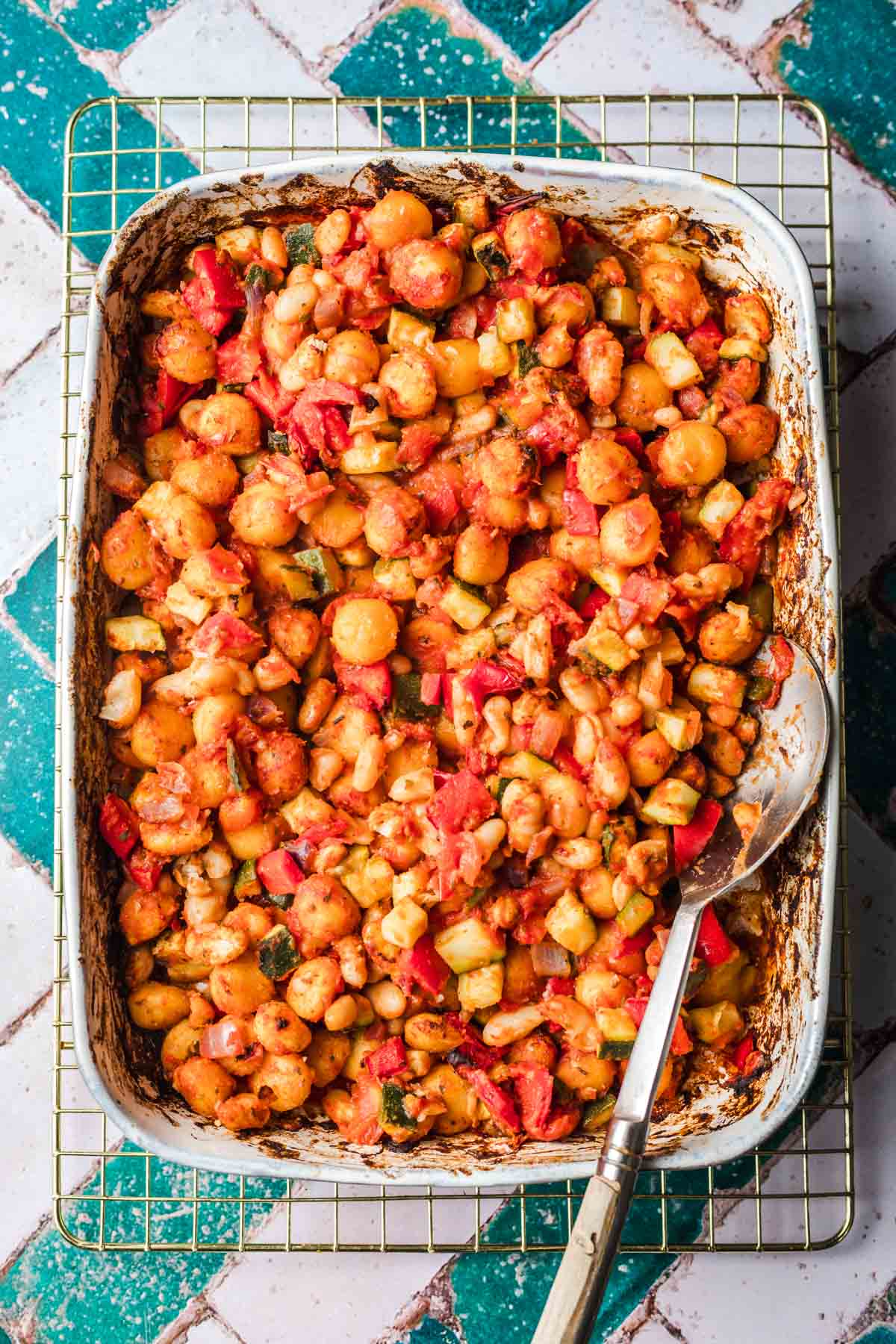 gebackenes gemüse mit gnocchi und weißen bohnen in tomatensauce