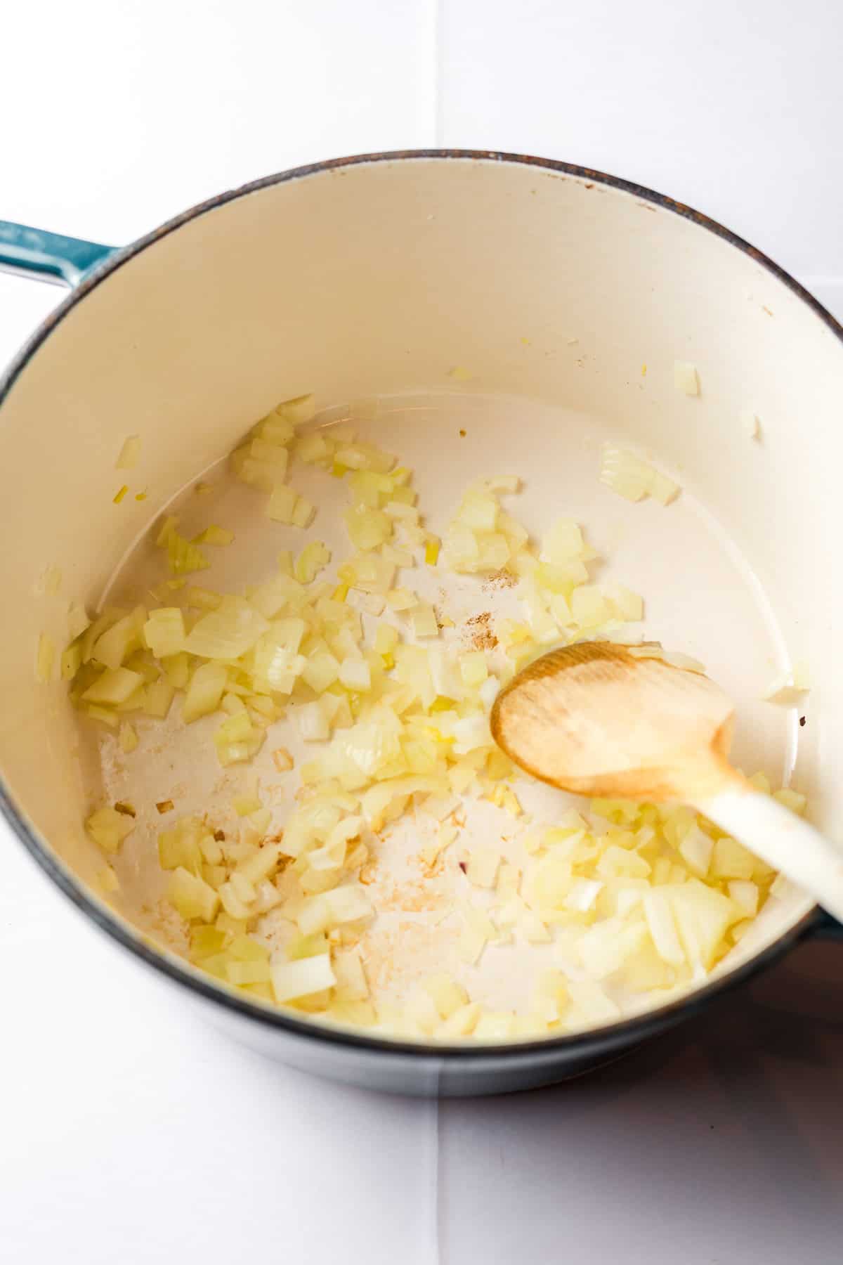 zwiebeln dünsten ohne öl für eintopf