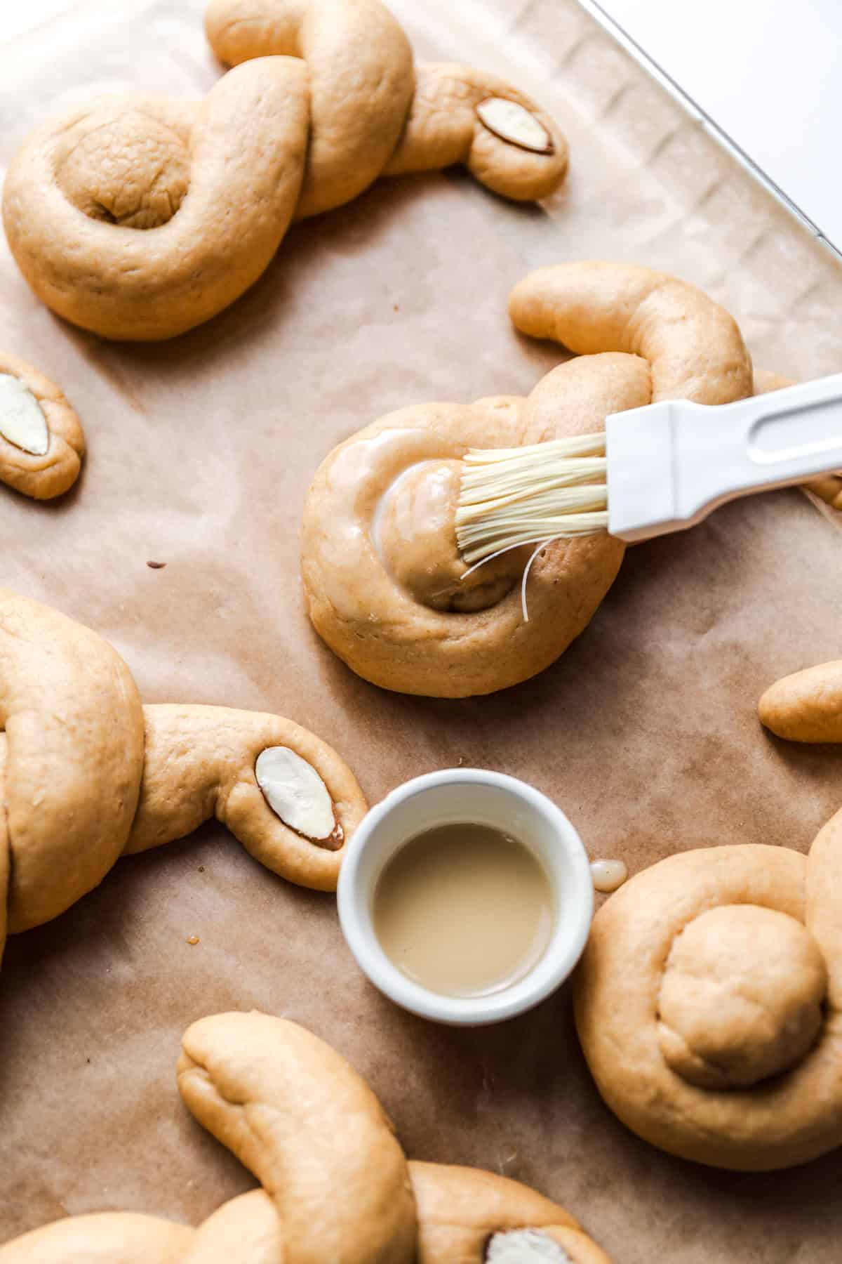vegane osterhasen aus hefeteig ohne ei bestreichen