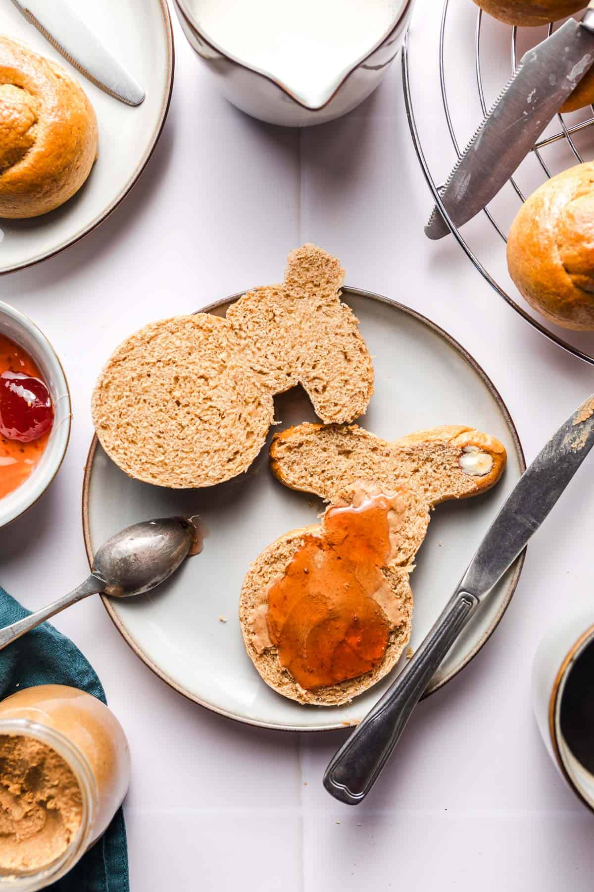 vegane Osterhasen aus Hefeteig