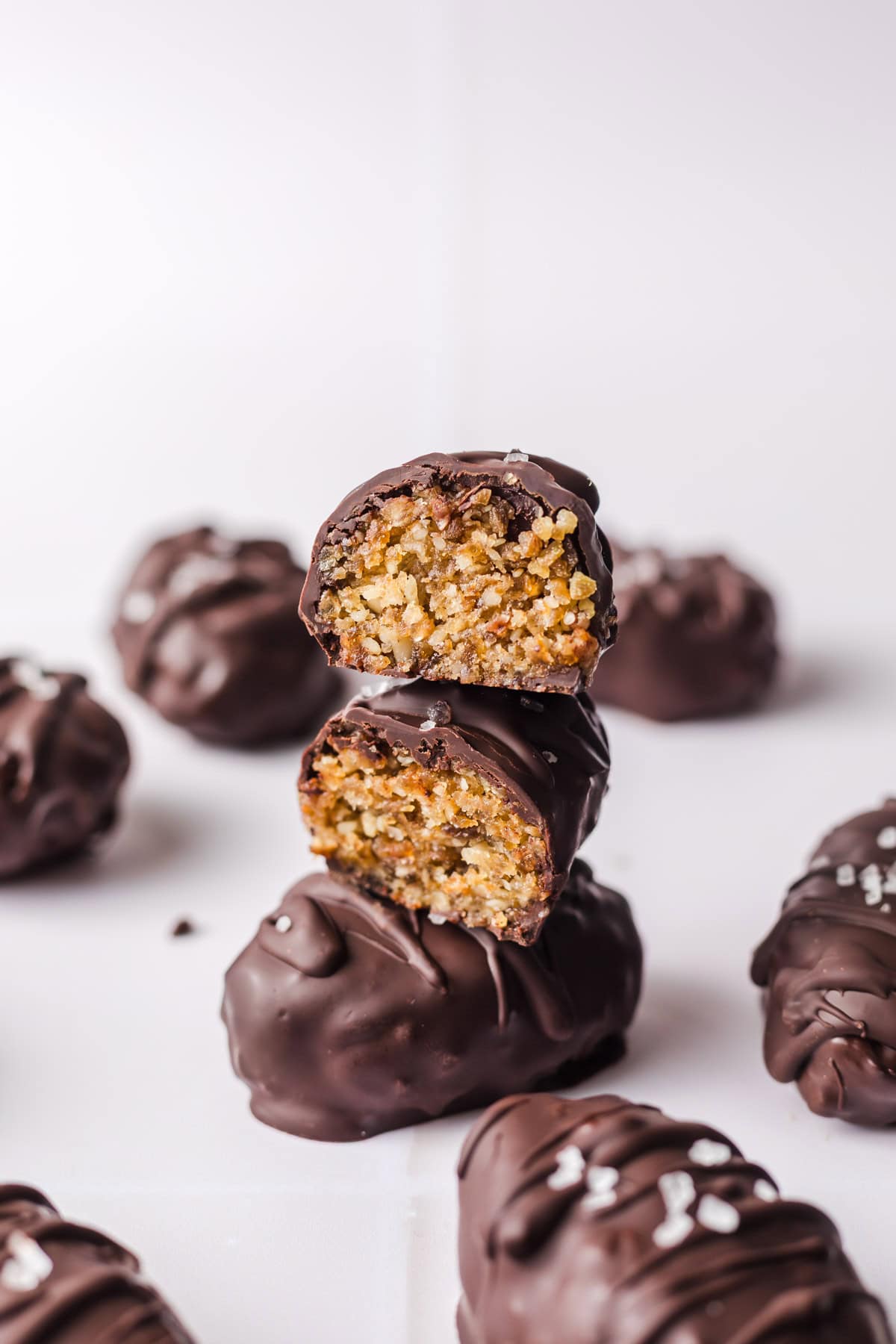 vegane Dattel Walnuss Pralinen mit Schokolade