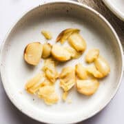 gebackene knoblauchzehen in heißluftfritteuse