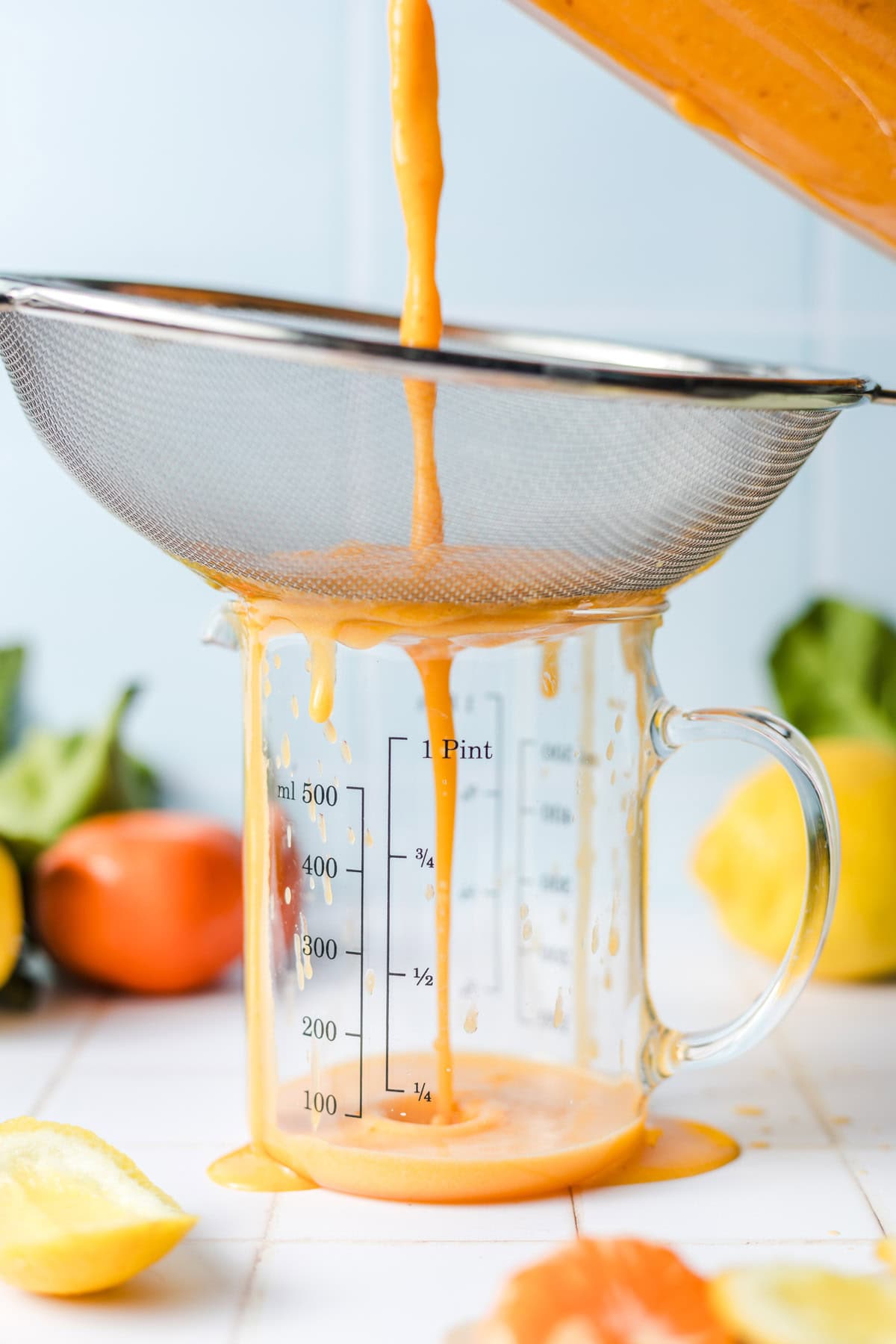 frisch gepresster saft aus mandarinen