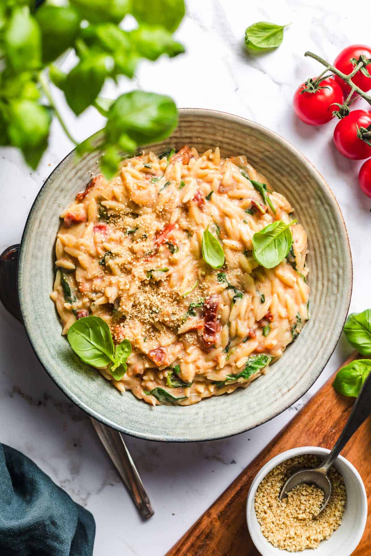 serviertes veganes orzo nudeln rezept mit tomaten und basilikum