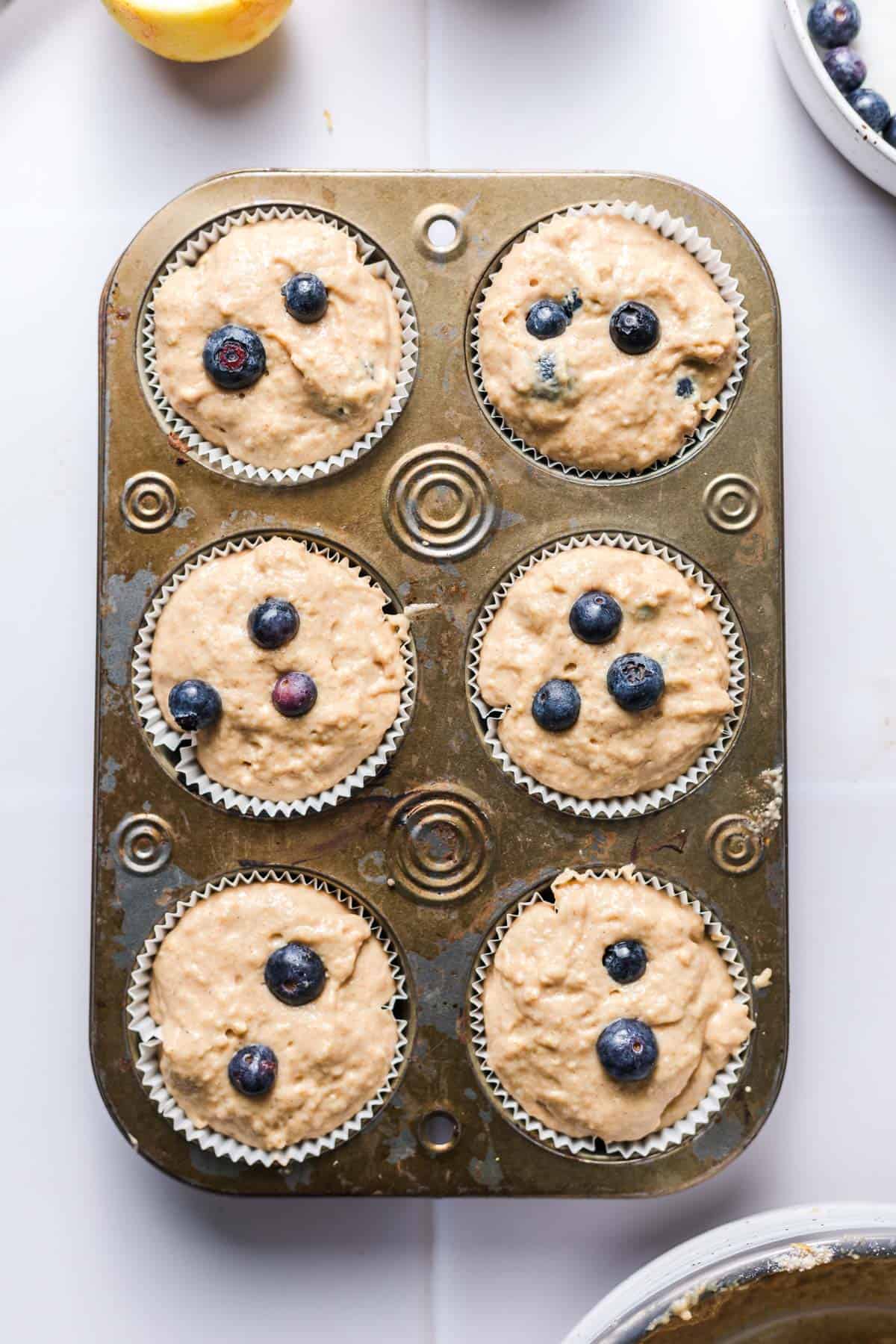 muffin teig in förmchen ungebacken