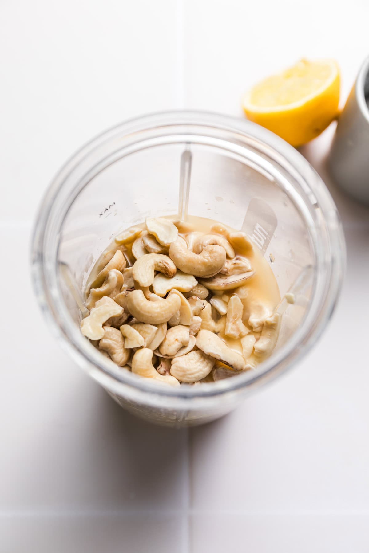 cashews und tofu in blender