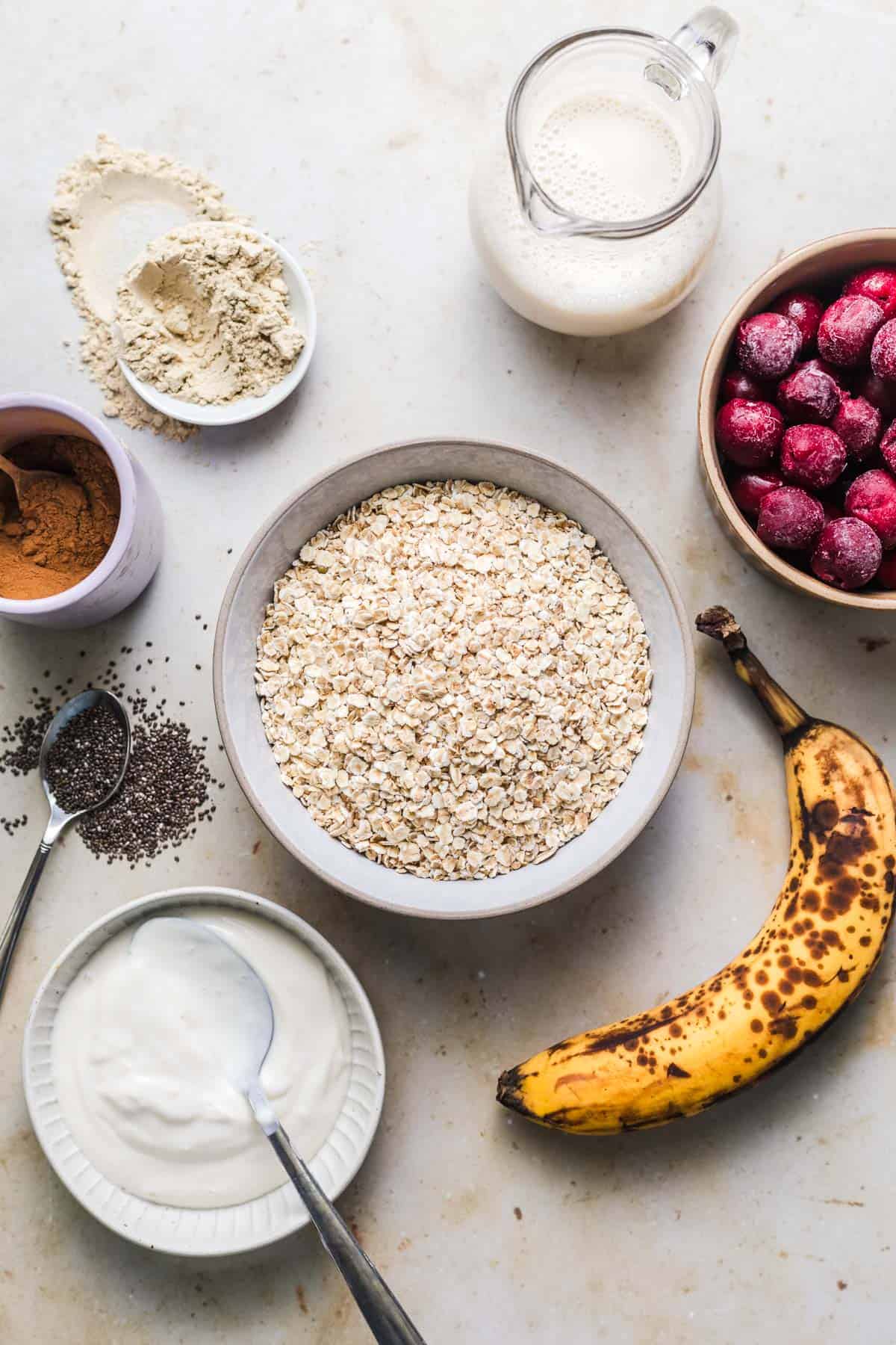 zutaten für vegane overnight oats mit joghurt und banane