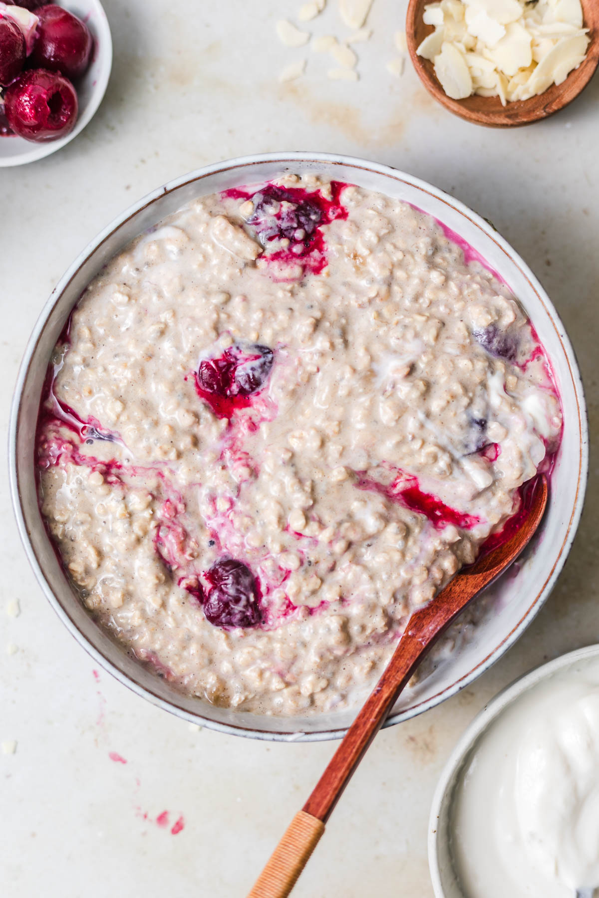 cremige proteinpulver overnight oats vegan mit banane und kirschen
