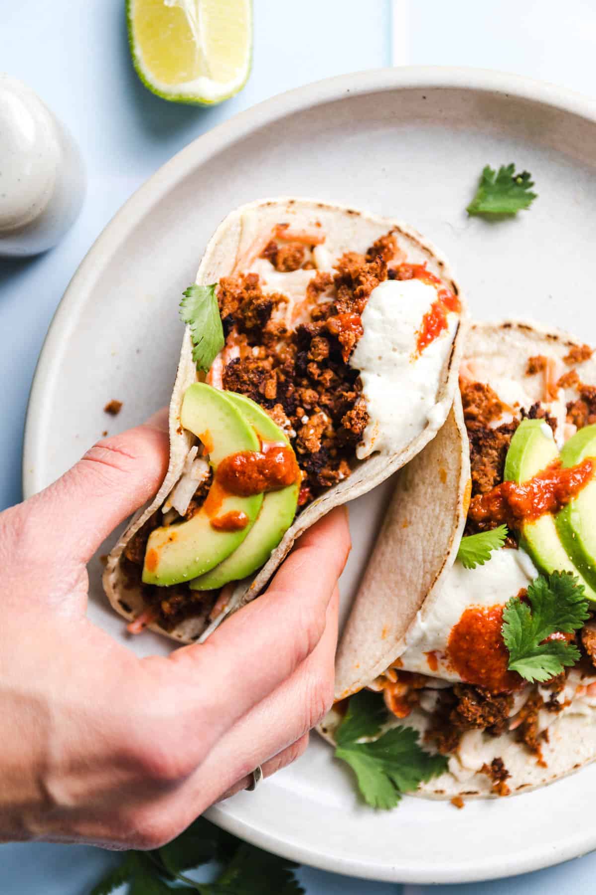 vegane gemüse tacos mit avocado