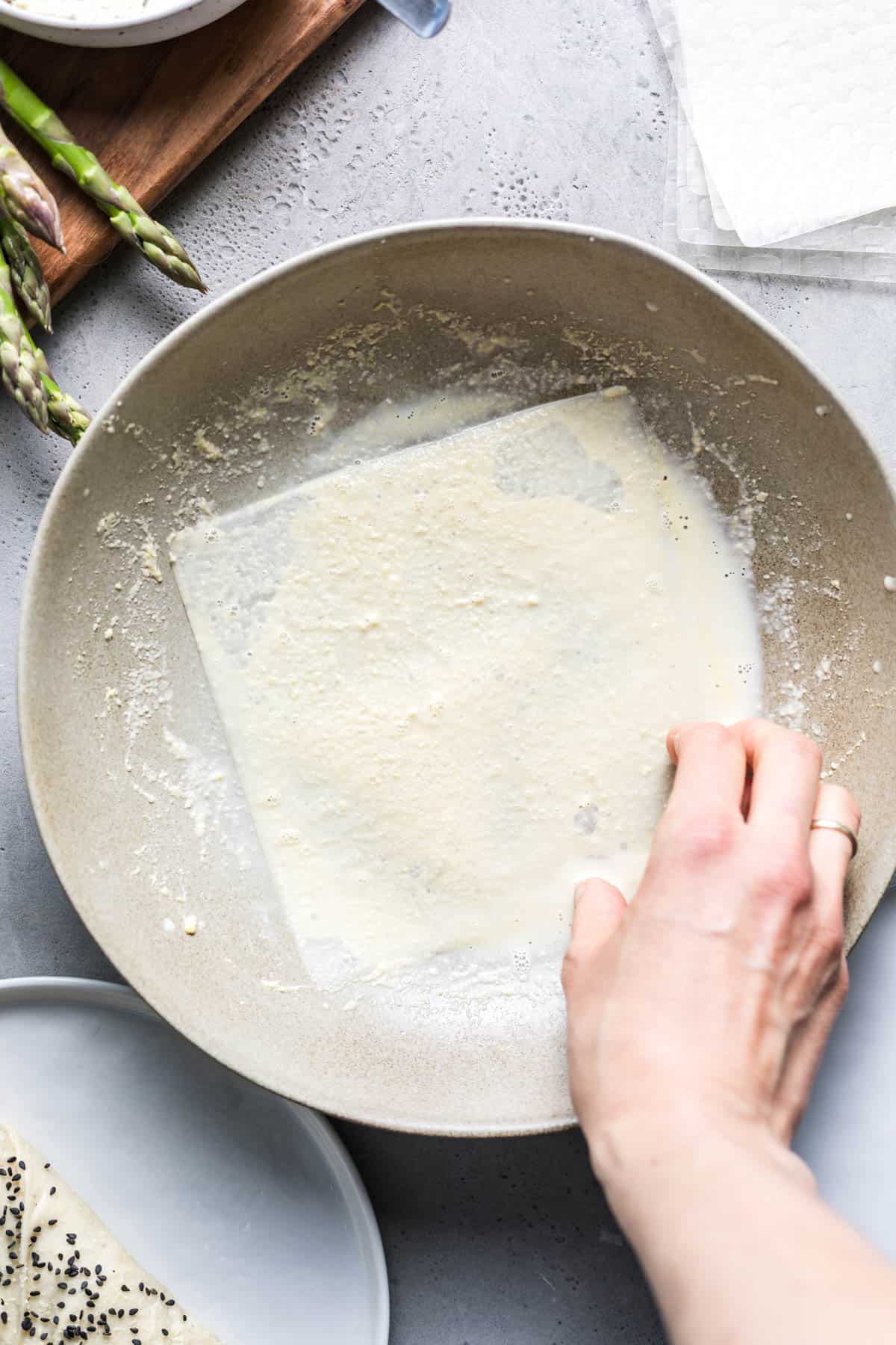 reispapier in milch-mischung einweichen
