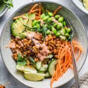 vegane tempeh gemüse bowl mit reis