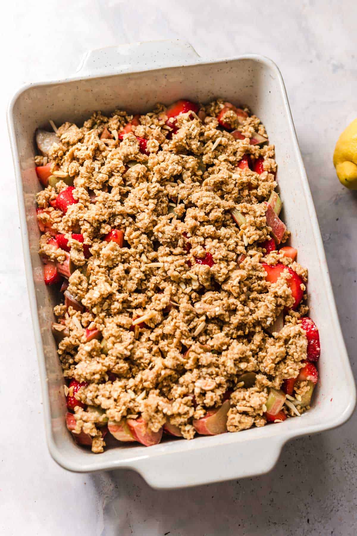 veganer crumble mit beeren und haferflocken topping