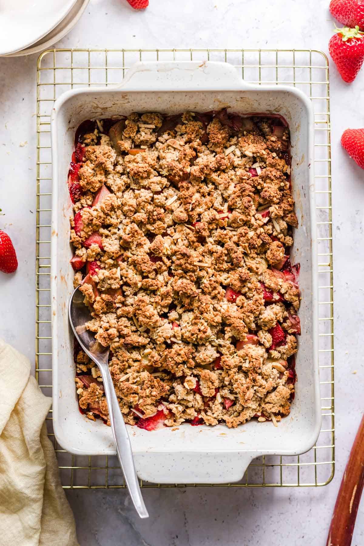 gesunder veganer Rhabarber crumble mit haferflocken