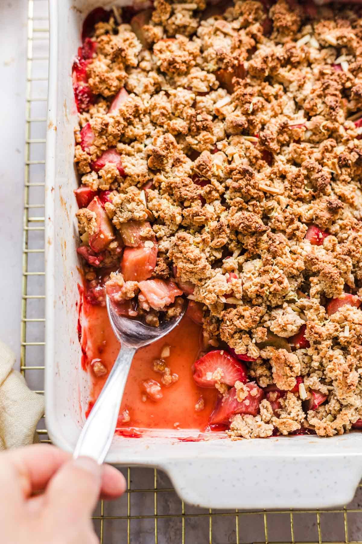 veganes Dessert mit Rhabarber und Erdbeeren