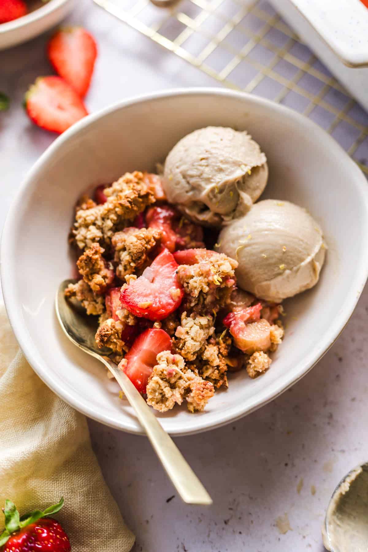 veganer Rhabarber crumble mit Eis