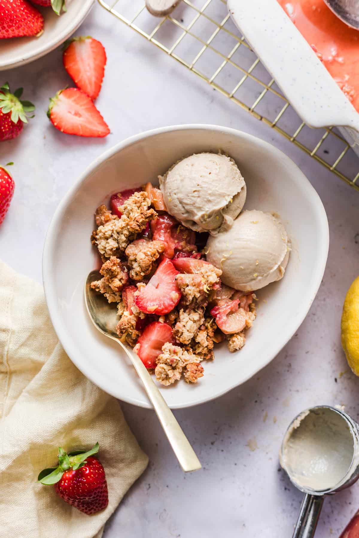 glutenfrei erdbeer Rhabarber crumble vegan und ohne zucker