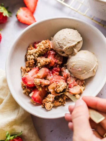 veganer zuckerfreier rhabarber erdbeer crumble