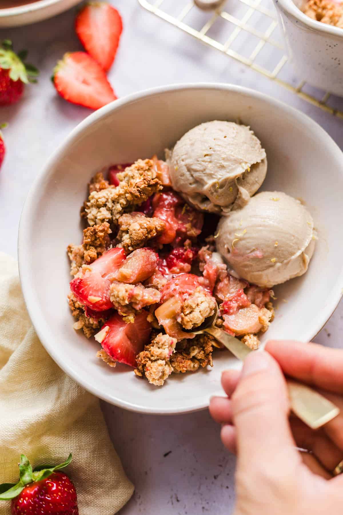 veganer zuckerfreier rhabarber erdbeer crumble