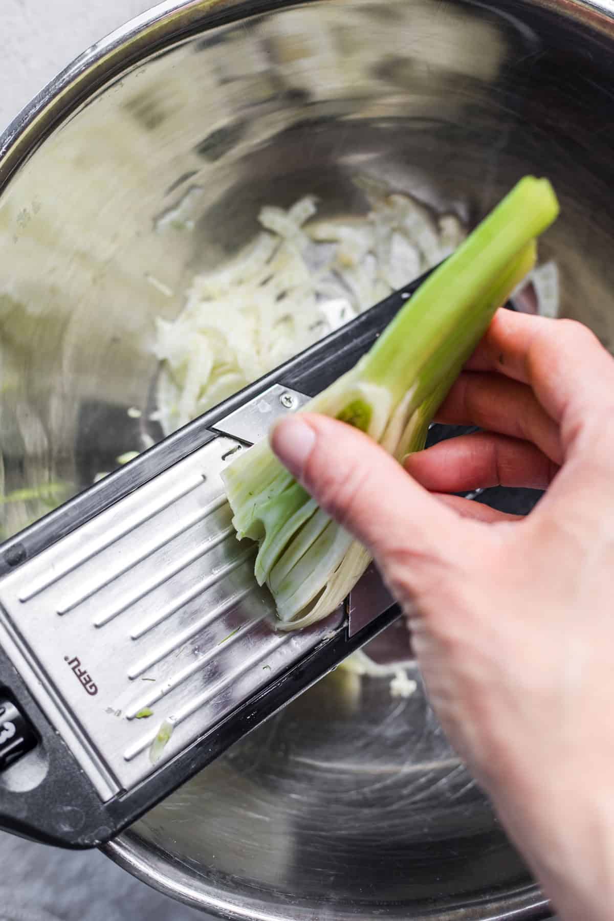 fenchel mit mandoline fein schneiden