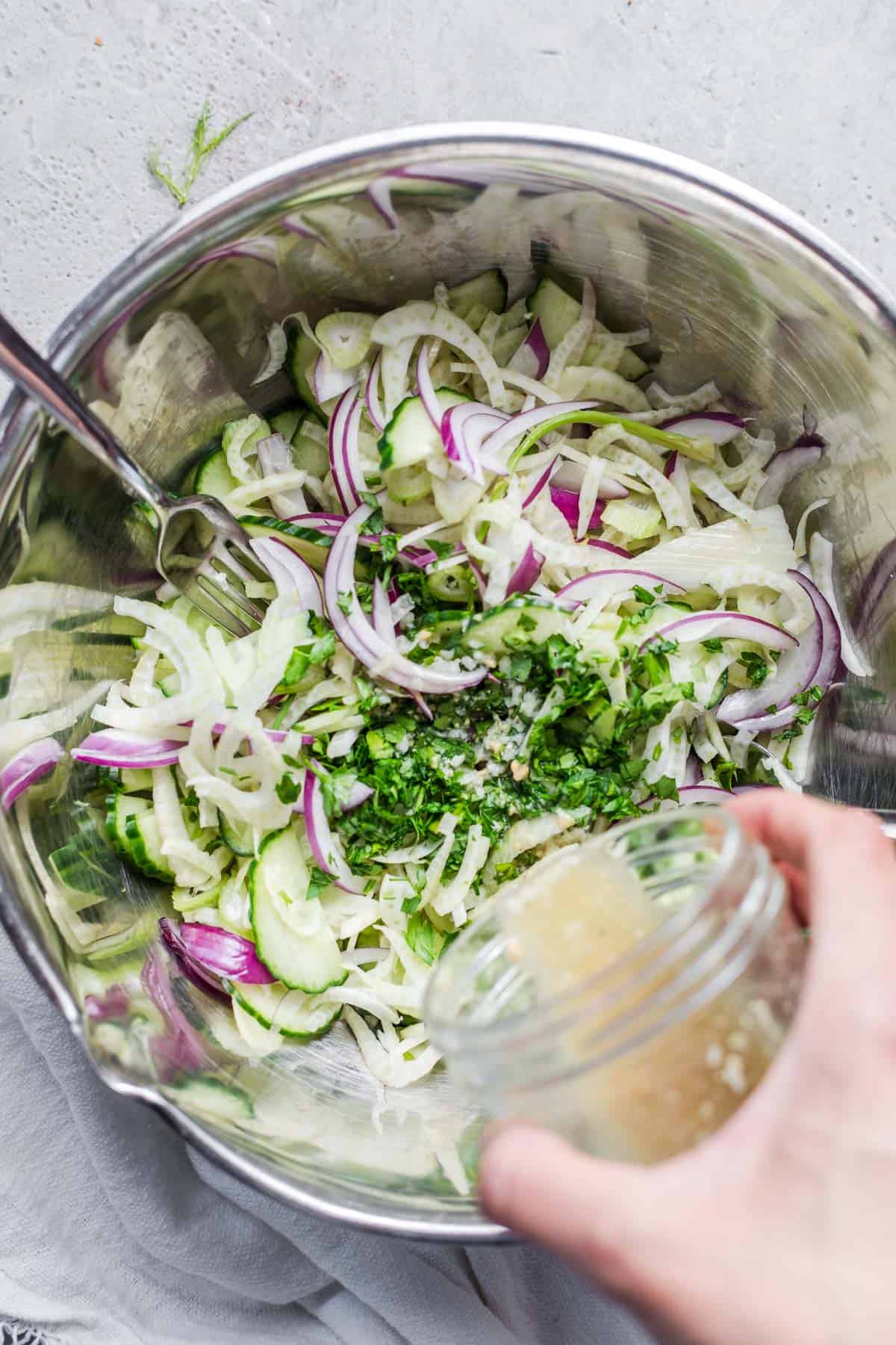 fenchel salat mit gurken und kräutern zubereiten