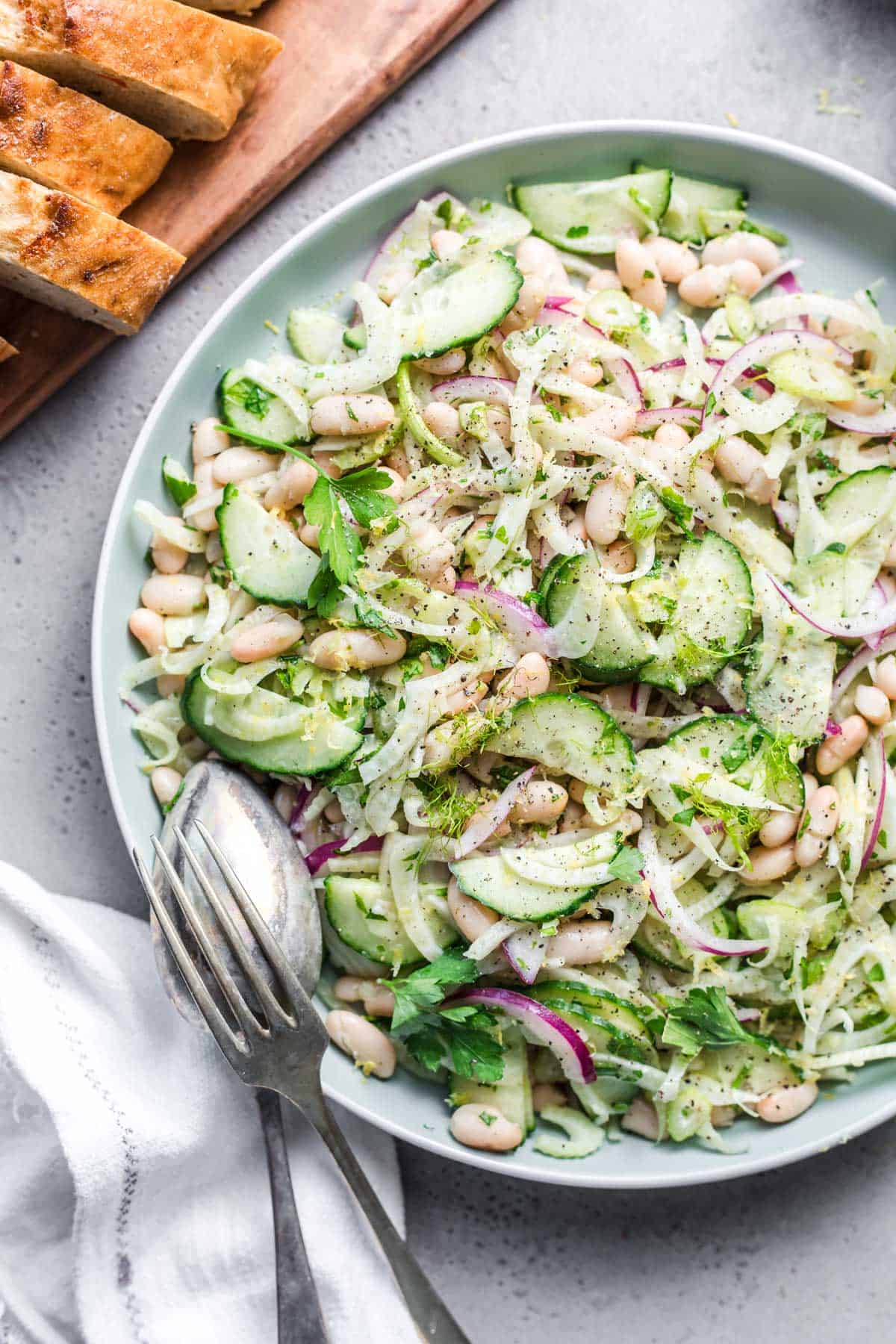 einfacher fenchel salat mit weißen bohnen und gurken