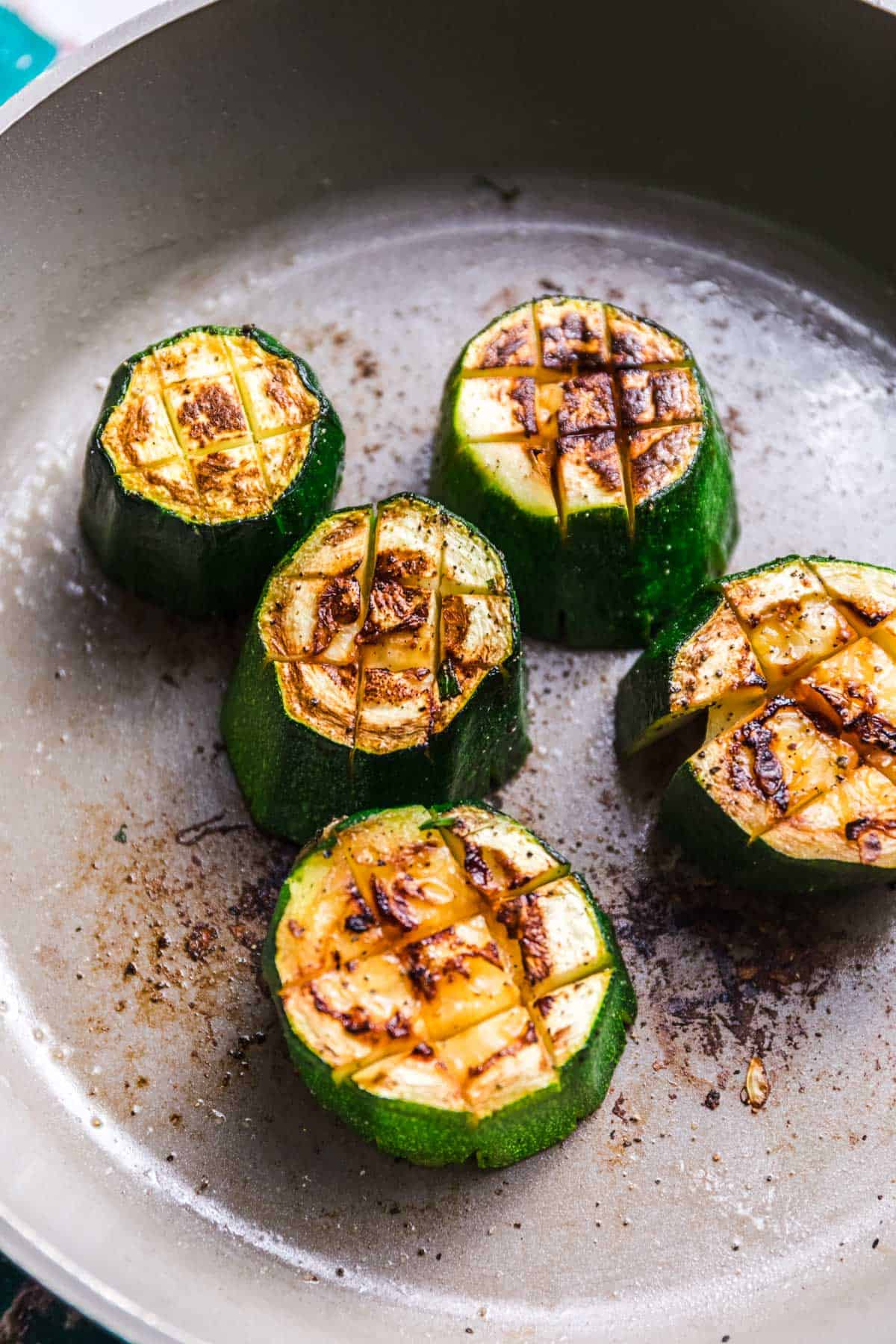 angebratene Zucchini stücke
