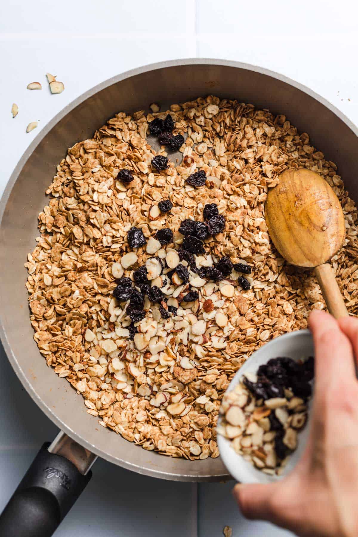 selbstgemachtes granola aus der pfanne mit kirschen und haselnüssen