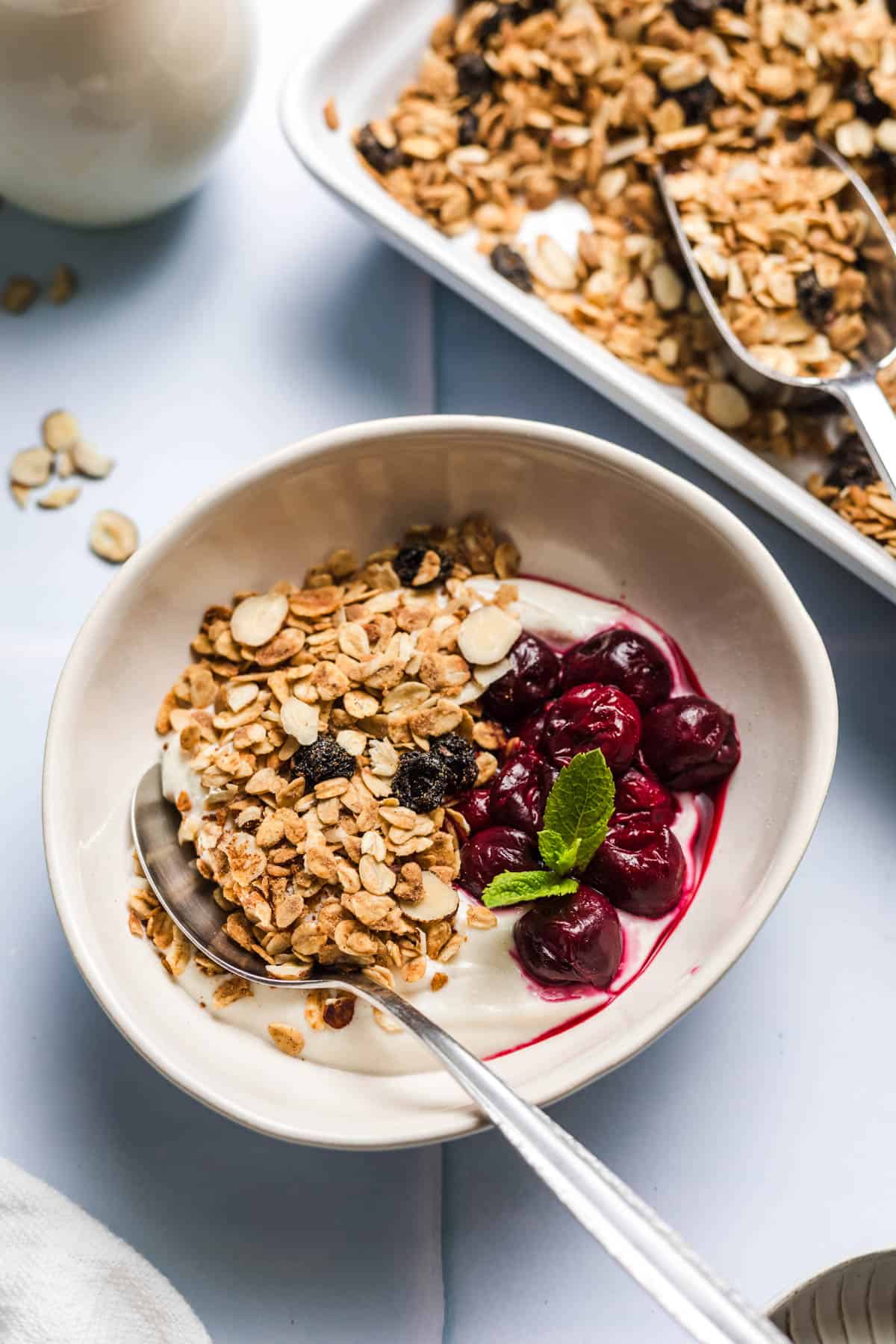 vegane jogurt bowl mit granola und kirschen