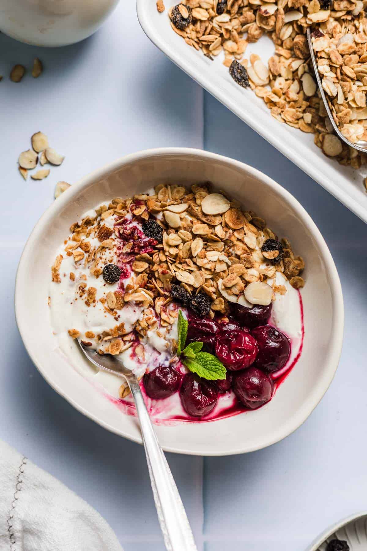vegane granola bowl mit nuss müsli und kirschen
