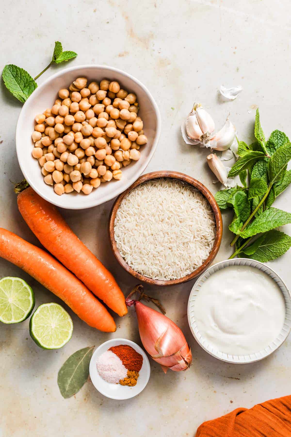 zutaten für veganen Reistopf mit karotten und bohnen
